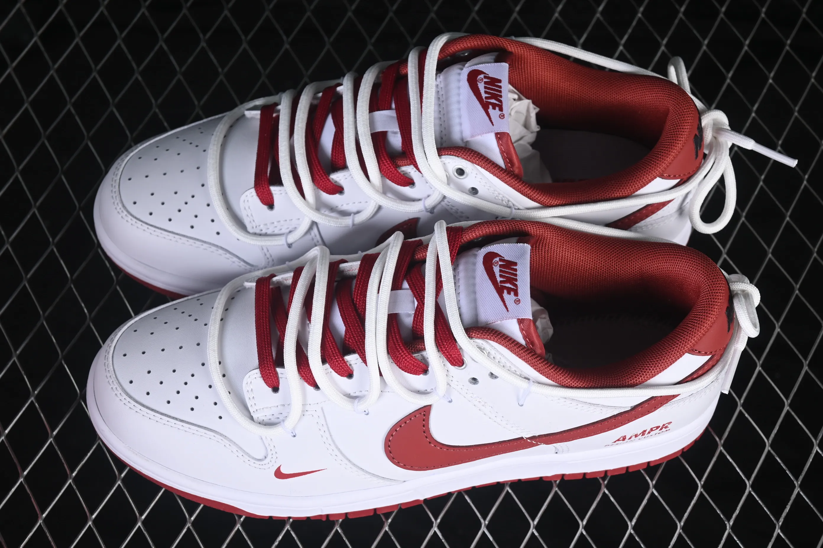 All categories Nk SB Dunk Series Nk SB Dunk Low High-end customized low-top sneakers Nike SB Dunk Low White and red hook straps Low-top casual sneakers WR0620-119